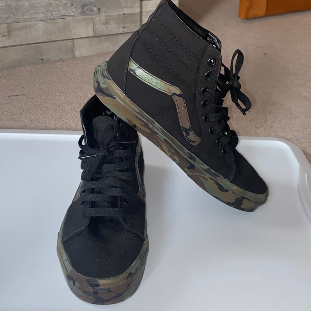 Size 7.5 men’s Vans Sk8 Hi Skate Shoe - Black / Camo
